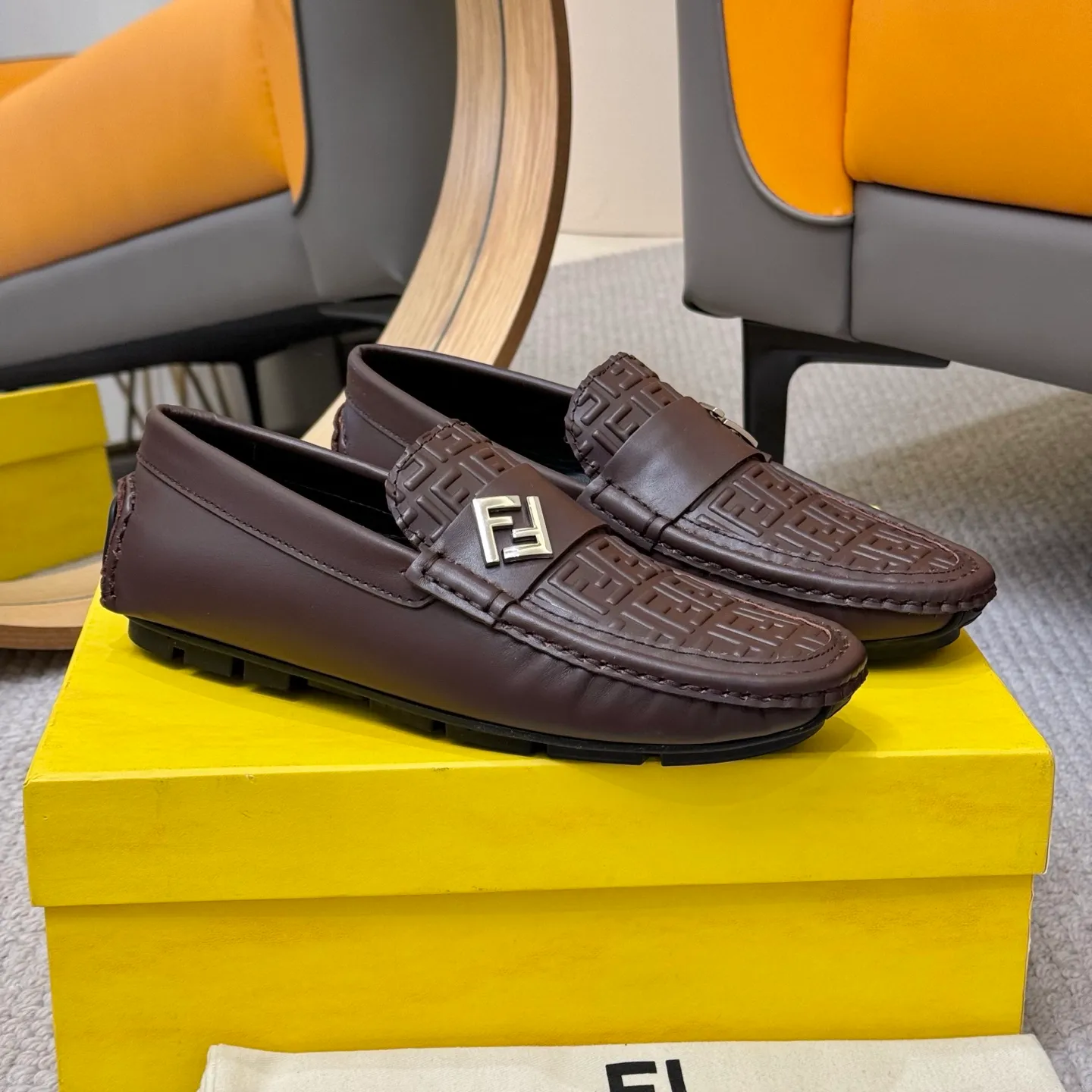 Men's shoes 💰420 [FENDI Fendi] 2⃣️0⃣️2⃣️5️⃣New Milan men's fashion lazy catwalk style ✅ fashionable casual beanie shoes, imported calfskin fabric, super smooth texture, sweat-absorbent and breathable, (sheepskin lining). Metal LOGO on the shoe body, Medusa avatar, irregular avatar, high-end craftsmanship logo✅ French Loft set foot design style 👟Low-key and elegant, great on-foot effect... Men's shoe size: 38-46 (4-12)